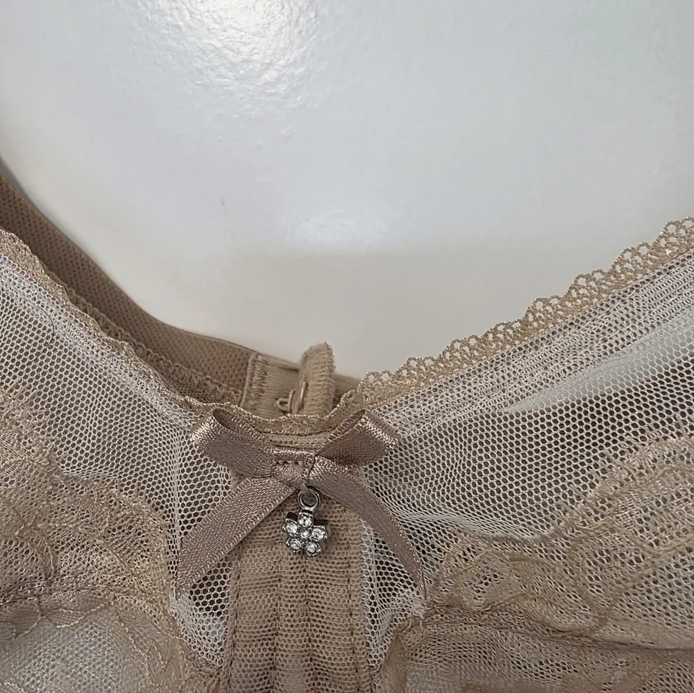 Wacoal Women's Retro Chic Wirefree Bra Size 40D Nude Tan Lace Style 852186 NEW